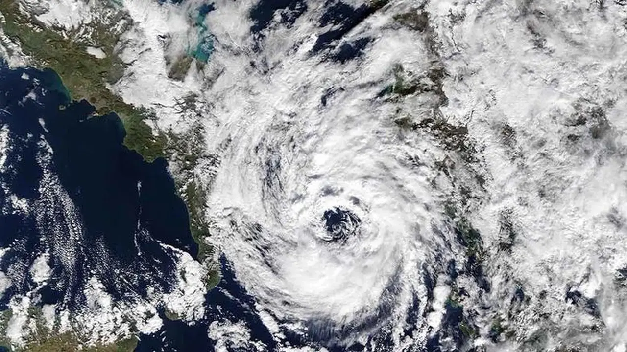 العاصفة بايرون تتقدم نحو الشرق الأوسط: مصر تواجه توقعات دقيقة للتأثر أو عدمه